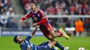 Pelanggaran pemain Porto, Ivan Marcano kepada Thiago Alcantara (Reuters/Michaela Rehle)