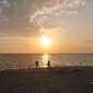 Sejumlah wisatawan menikmati keindahan sunset di Pantai Sengigi, NTB (13/10/2015). Pulau Lombok terpilih sebagai pemenang dalam ajang internasional World’s Best Halal Travel Summit di Abu Dhabi, Uni Emirate Arab (UEA).(Liputan6.com/Gempur M Surya)