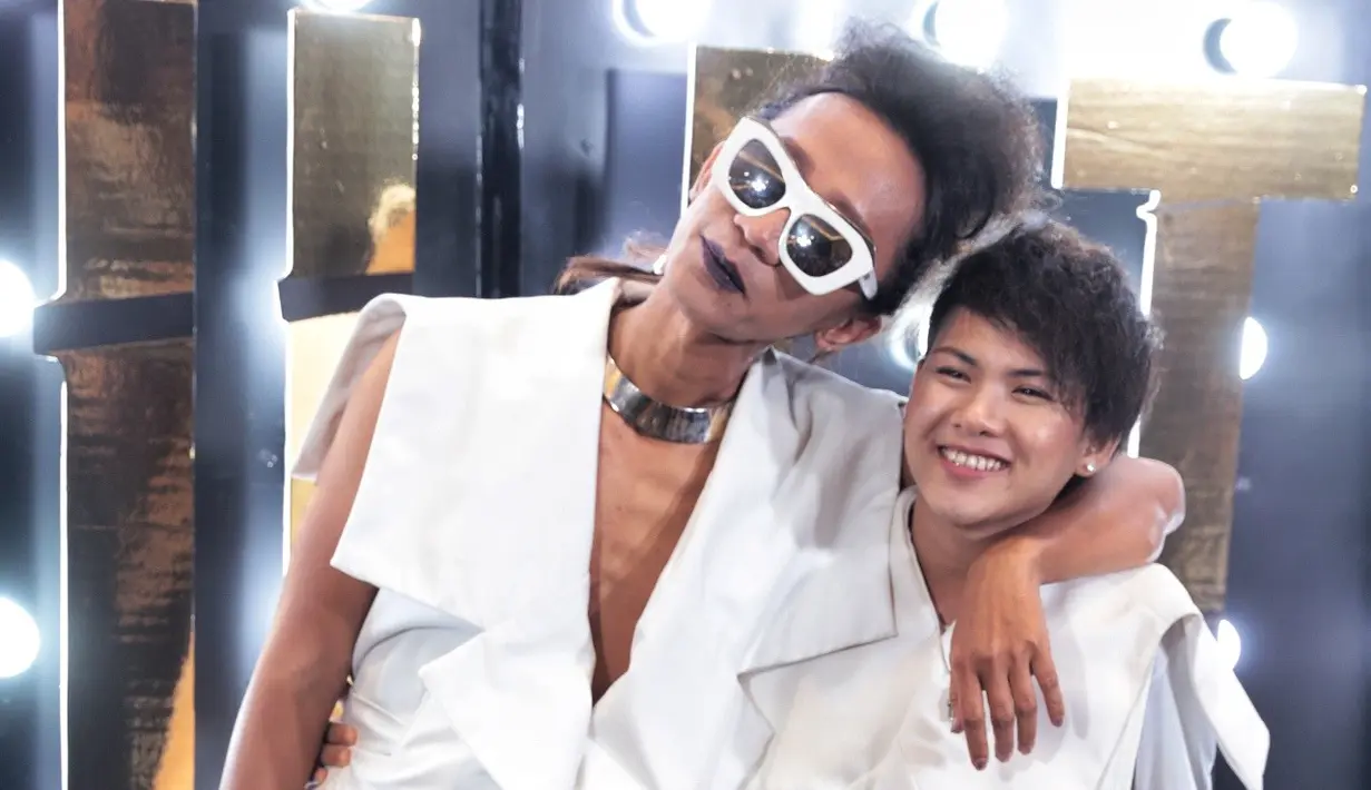 Komedian Aming Sugandhi, alias Aming selalu ingin tampil beda dalam sebuah acara. Bersama dengan sang istri, Evelin Nada Anjani ia terlihat hadir dalam malam penghargaan Silet Award 2016. (Adrian Putra/Bintang.com)