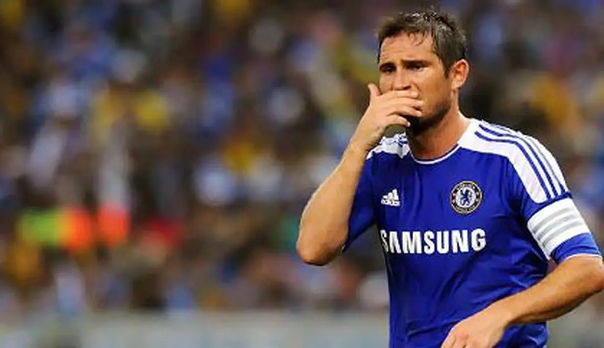 Gelandang Chelsea Frank Lampard saat menghadapi Malaysia dalam rangkaian tur Asia di Stadion Bukit Jalil, 21 Juli 2011. AFP PHOTO/Saeed KHAN