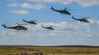 Helikopter militer Rusia ikut dalam latihan militer Vostok-2018 di Tsugol, Siberia timur, Kamis (13/9). Dalam latihan ini, angkatan bersenjata Rusia mengerahkan 1.000 pesawat, 36.000 tank dan kendaraan lapis baja, dan hingga 80 kapal. (AFP/Mladen Antonov)