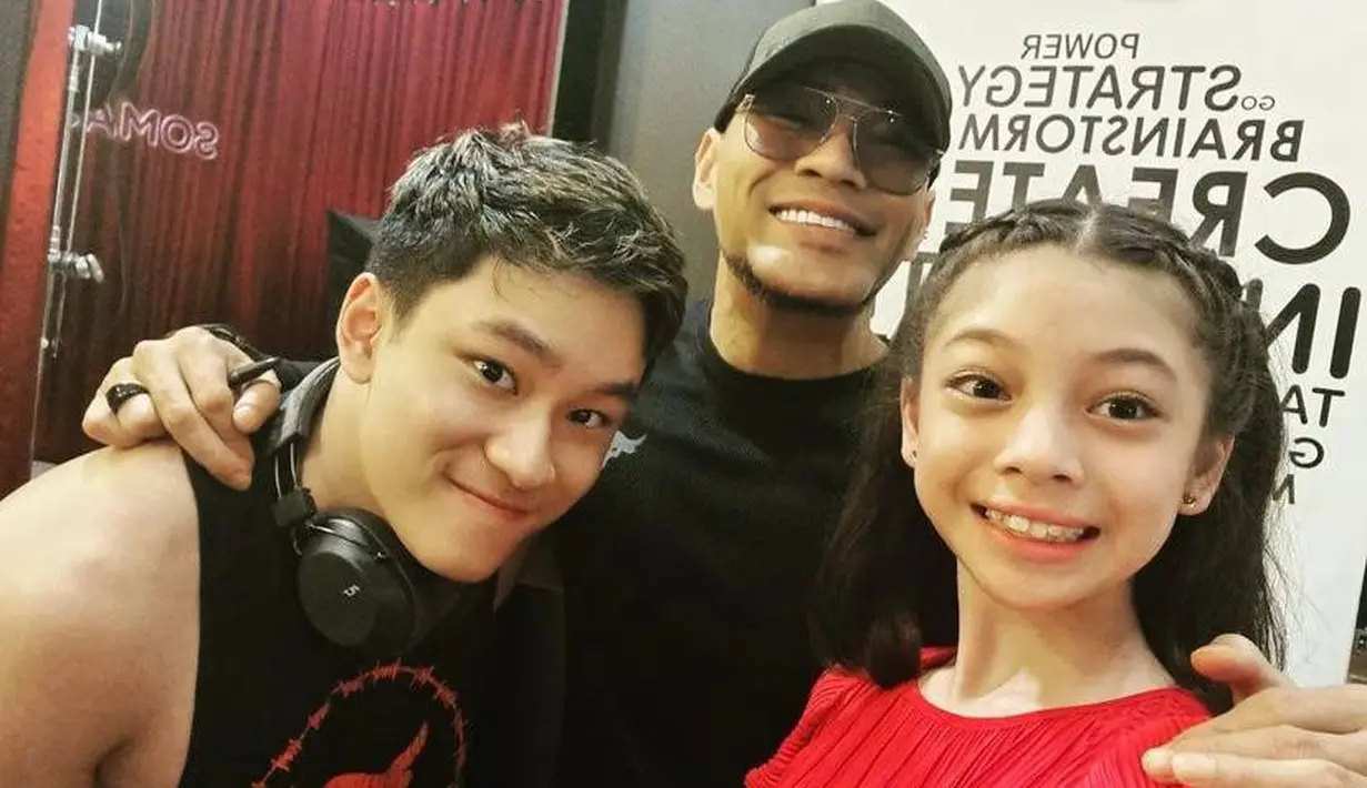 Sebagai putra tunggal Deddy Corbuzier, Azka justru menyambut baik kehadiran Nada Tarina Putri di dalam keluarganya. (Instagram/nada_tarina_putri).