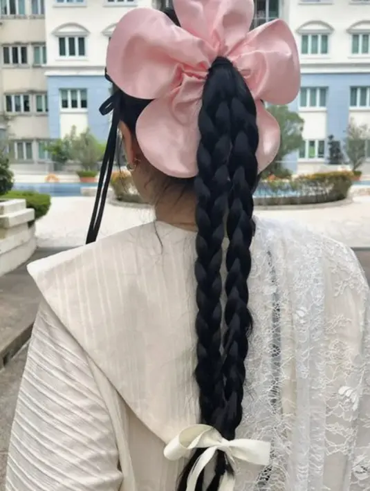 Berkreasilah dengan ragam aksesori rambut untuk ciptakan tren girly core yang booming di tahun 2024. [Foto: Pinterest]