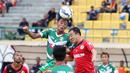 Pemain Mitra Kukar, Bayu Pradana (kiri), duel diudara dengan pemain Semen Padang, Yu Hyunkoo, pada lanjutan Grup D Piala Jenderal Sudirman 2015 di Stadion Manahan, Solo, Selasa (15/12/2015). (Bola.com/Nicklas Hanoatubun)