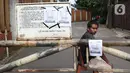 Lembar pemberitahuan penutupan terpasang di pintu masuk Kawasan Wisata Perkampungan Budaya Betawi Setu Babakan, Jakarta, Sabtu (14/3/2020). Hal ini menyusul instruksi Gubernur DKI Jakarta yang menutup sejumlah lokasi wisata selama 14 hari kedepan. (Liputan6.com/Helmi Fithriansyah)