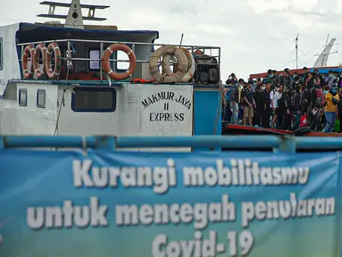 Wisatawan turun dari kapal usai liburan Tahun Baru di Pelabuhan Kali Adem, Jakarta, Minggu (2/1/2022). Wisatawan memadati Pelabuhan Kali Adem usai berlibur ke pulau-pulau kecil di utara Jakarta untuk merayakan Tahun Baru. (Liputan6.com/Faizal Fanani)