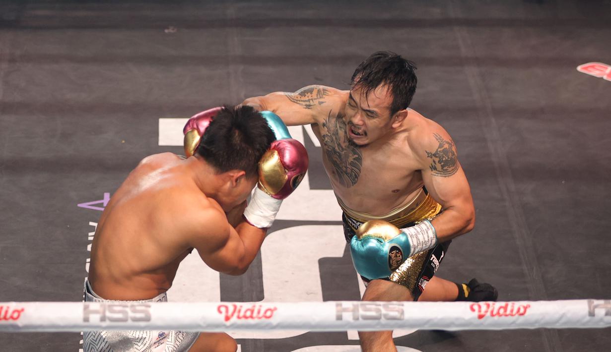 Pertandingan ini merupakan bagian dari acara Holywings Sport Show (HSS) Series 6 sekaligus puncak dari perseteruan kedua petarung influencer tersebut. Tampak dalam foto, Rudy Golden Boy saat bertanding melawan Paris Fernandez pada laga HSS Series 6 di W Superclub Gatsu, Jakarta, pada Senin (10/11/2025) dini hari WIB. (Bola.com/M Iqbal Ichsan)