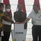 Presiden Joko Widodo (kedua kanan) didampingi Menteri Kesehatan Budi Gunadi Sadikin (kedua kiri), Menko Marves Luhut Pandjaitan (kanan) dan Direktur Utama Etana Biotechnologies Indonesia Nathan Tirtana (kiri) meresmikan pabrik biofarmasi di kawasan Industri Pulo Gadung, Jakarta (7/10/2022). (Liputan6.com/HO)