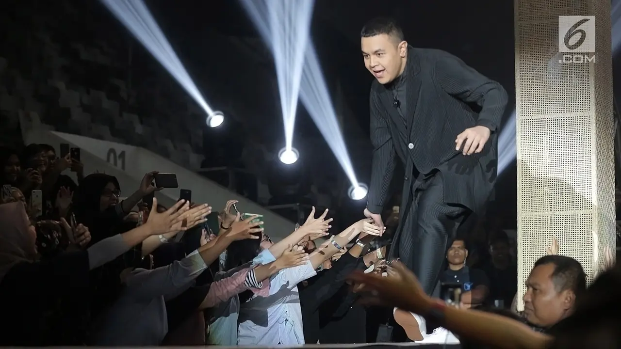 Tulus Bius Ribuan Penggemar di Konser Monokrom