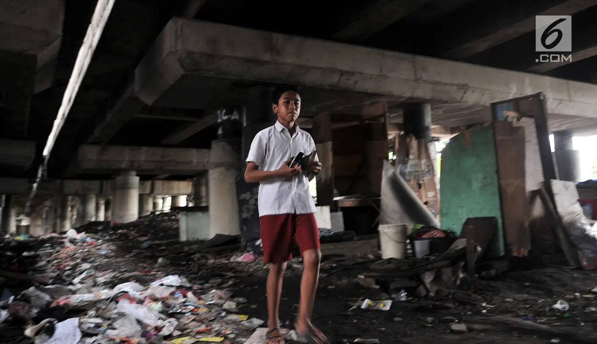 Seorang anak berjalan di permukiman kolong tol kawasan Tanjung Priok, Jakarta, Rabu (16/1). BPS mencatat persentase jumlah penduduk Indonesia miskin pada September 2018 sebesar 9,66 persen atau menurun 0,16 persen. (Merdeka.com/Iqbal S Nugroho)