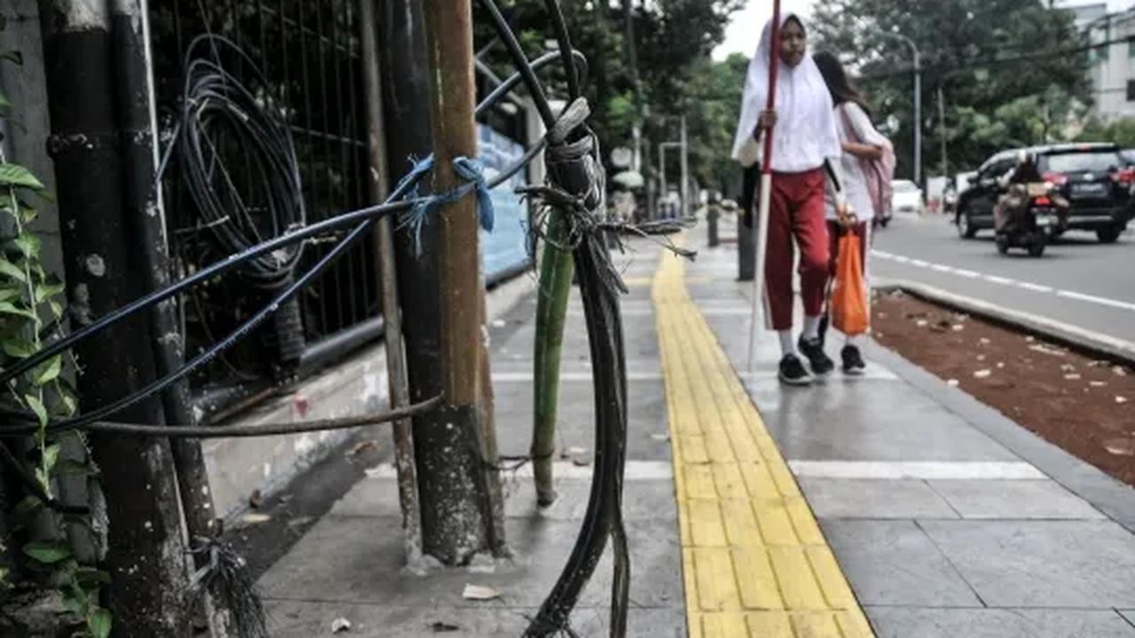 Pernyataan sama datang dari Ketua Fraksi Partai Gerindra DPRD DKI Jakarta Nurhasan. Dia meminta Pemprov DKI serius menata banyaknya kabel fiber optik yang kusut dan menjuntai.
