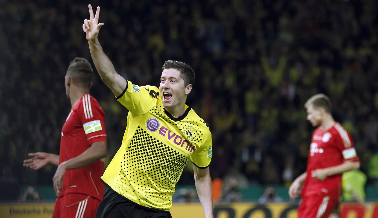 Nama Robert Lewandowski (tengah) sangat akrab di telinga fans Dortmund. Selama empat tahun membela Dortmund, ia jadi sosok yang sangat diandalkan di lini serang Die Borussen. (Foto: AP/Michael Sohn)