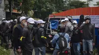 Sejumlah massa mengenakan topi putih, masker putih dan pita kuning, datang ke Anyer Dalam untung menyegel lahan gusuran, Senin, 17 Oktober 2022. (Liputan6.com/Dikdik Ripaldi)