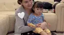 Kesederhanaan Aaliyah Massaid juga terlihat kala bermain bersama baby Ameena. Ia mengenakan celana bermotif etnik yang menggemaskan.  [Foto: instagram/ Aurel Hermansyah]