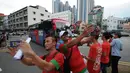 Ratusan suporter mendatangi Stadion Jalan Besar, Singapura untuk menyaksikan laga timnas Indonesia U-23 melawan Kamboja, Sabtu (6/6/2015). Beberapa suporter ber-selfie berlatar bus pemain timnas Indonesia U-23. (Liputan6.com/Helmi Fithriansyah)