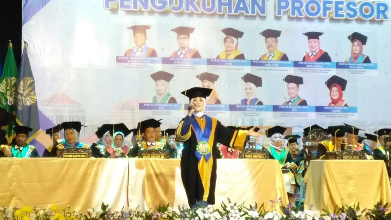 Pengukuhan Guru Besar di Universitas Negeri Surabaya (Unesa). (Foto: Liputan6.com/Dian Kurniawan)
