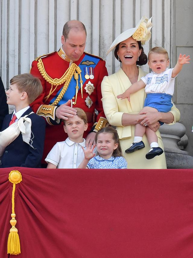 Tingkah Menggemaskan Pangeran Louis Kala Hadiri Upacara Ulang Tahun Sang Buyut