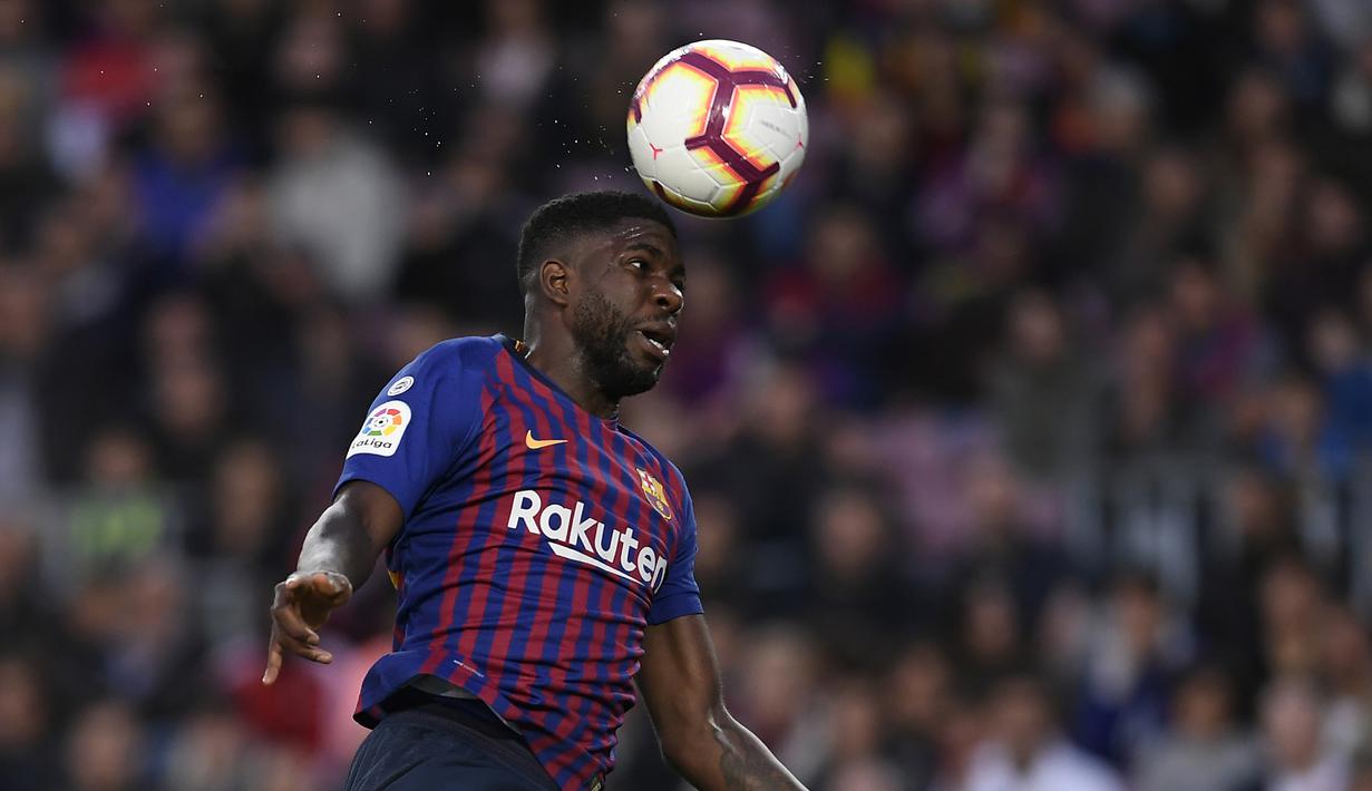 3. Samuel Umtiti - Performa pemain asal Prancis ini menurun drastis akibat banyak absen karena cedera. Samuel Umtiti mengalami cedera engkel pada September 2019 dan kembali cedera lutut 26 tahun pada Juli lalu. (AFP/Lluis Gene)