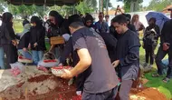 Angger Dimas usai pemakaman ibunya di TPU Jeruk Purut, Jakarta Selatan, Kamis (18/4/2024). (M. Altaf Jauhar)
