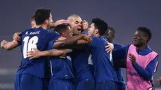 Para pemain Porto berpesta usai menghadapi Juventus pada pertandingan leg kedua babak 16 besar Liga Champions di Turin, Italia, Selasa (9 /3/2021). Juventus menang 3-2, namun harus tersingkir dari Liga Champions. (Fabio Ferrari/LaPresse via AP)