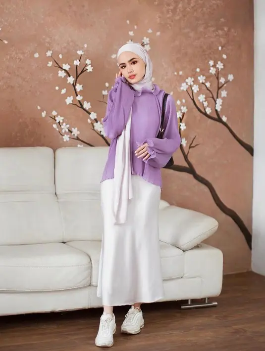 Perpaduan outfit warna lilac dan putih tak pernah gagal untuk bikin look mu makin fresh. Seperti OOTD selebgram Fira Assagaf satu ini yang mengenakan blouse lipit warna lilac dan rok satin warna putih. (Instagram/sashfir).