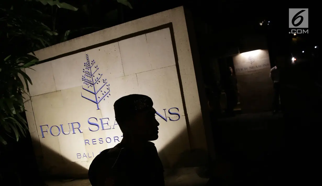 Seorang personel polisi melintas di depan gerbang masuk Four Seasons Resort Ubud, Bali, Minggu (25/6). Kedatangan mantan presiden Amerika Serikat Barack Obama membuat polisi bersiaga selama 24 jam di sekitar hotel tersebut (Liputan6.com/Immanuel Antonius)