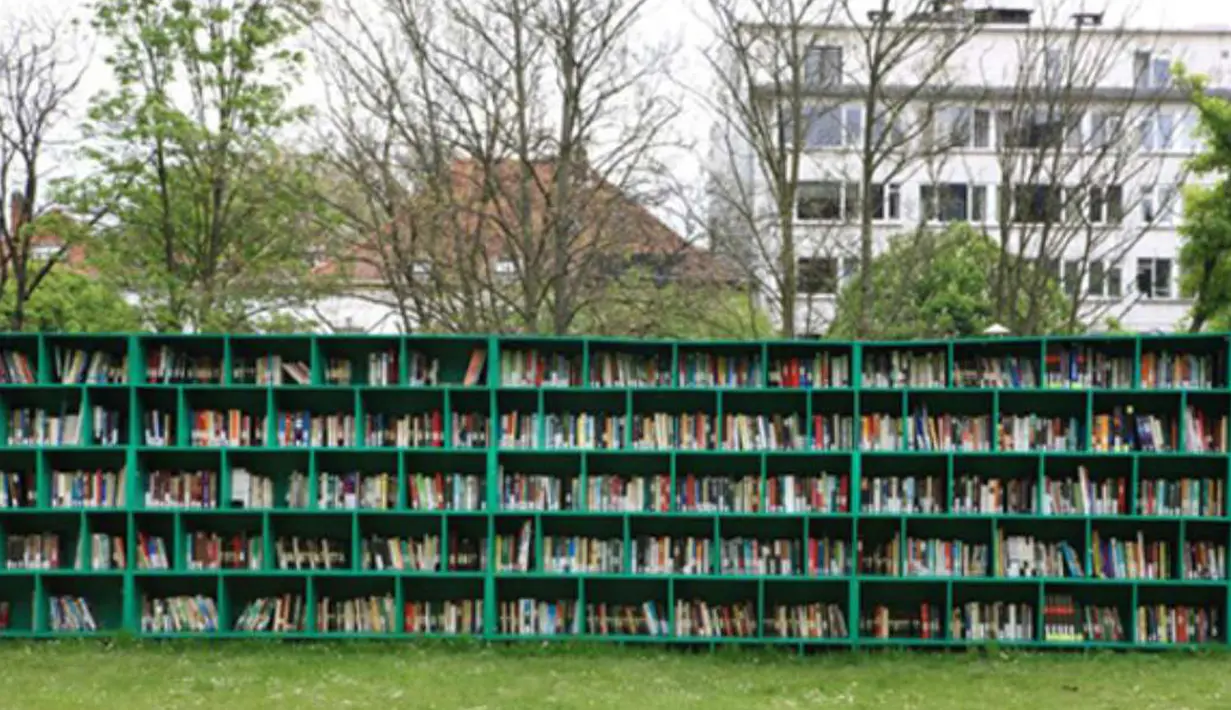 Di Ghent, dibangun sebuah perpustakaan besar yang tidak berdinding alias ada di outdoor. Perpustakaan bernama Bookyard ini adalah karya seorang seniman Italia, Massimo Bartolini pada tahun 2012 silam. (architizer.com)