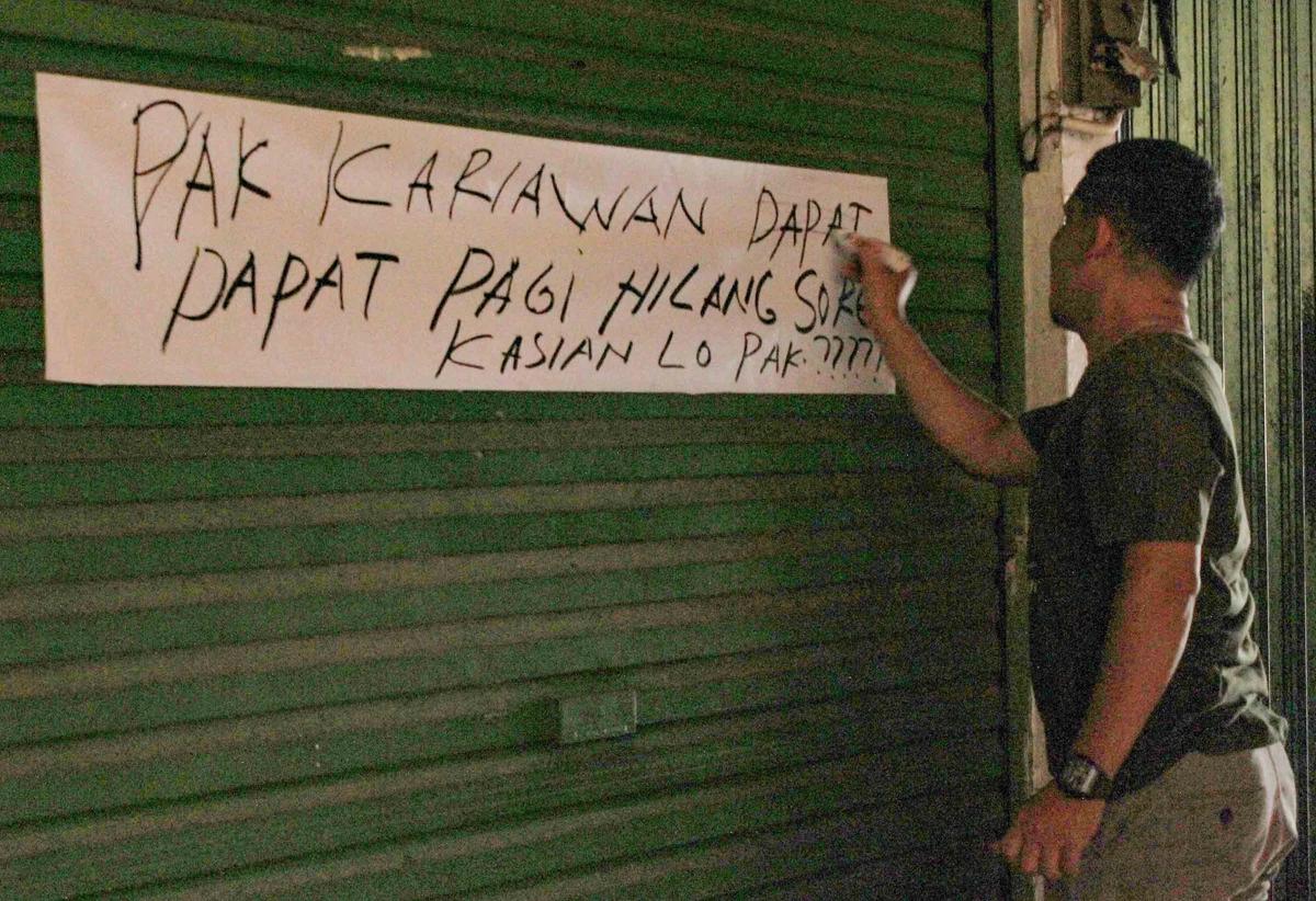 FOTO: Pasar Pramuka Lumpuh, Pedagang Gelar Aksi Tolak Revitalisasi yang Dinilai Memberatkan