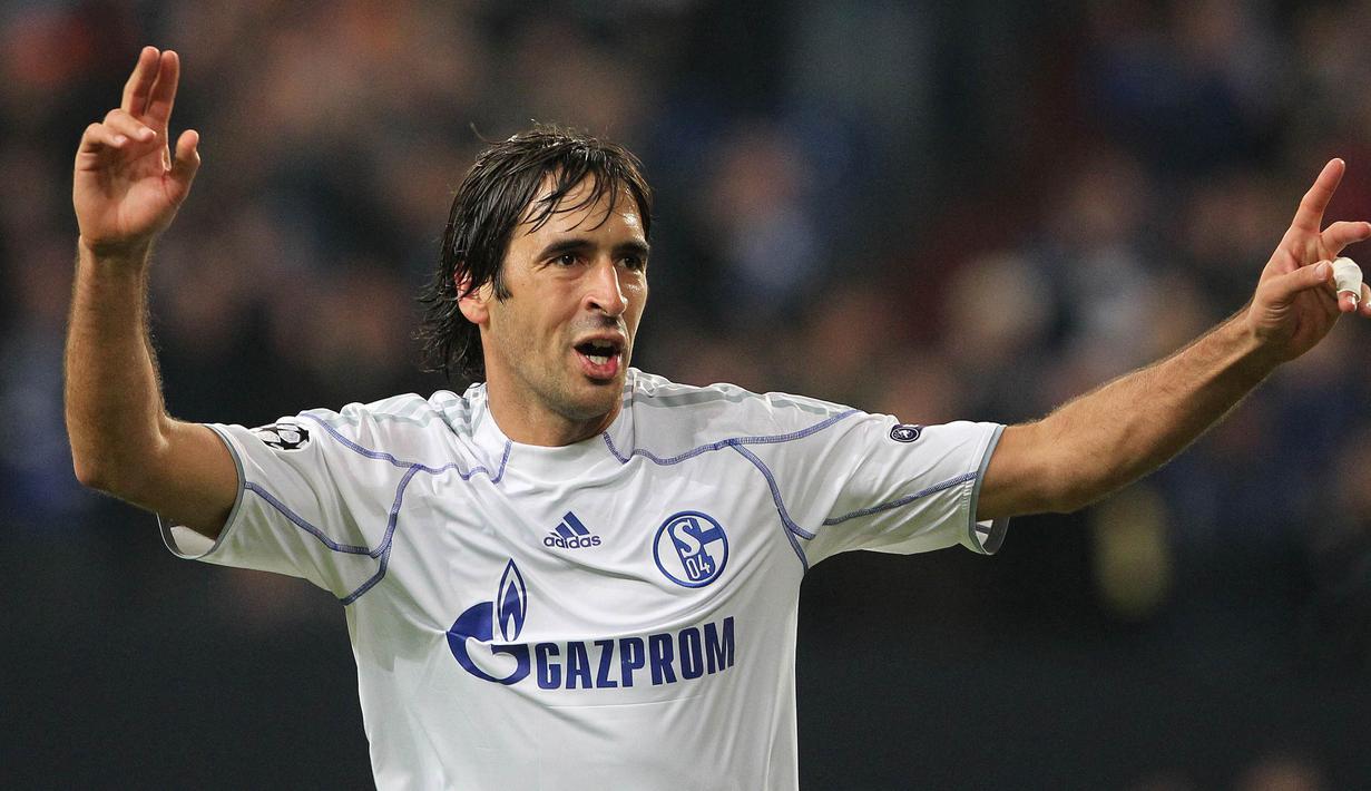 Raul Gonzalez. Striker yang telah pensiun dan menjadi legenda Real Madrid ini total telah membuat 14 kali braces dalam 145 laga di Liga Champions bersama Real Madrid dan Schalke. Braces terakhirnya dibuat saat Schalke mengalahkan Hapoel Tel Aviv 3-1, 20 Oktober 2010. (AFP/Daniel Roland)