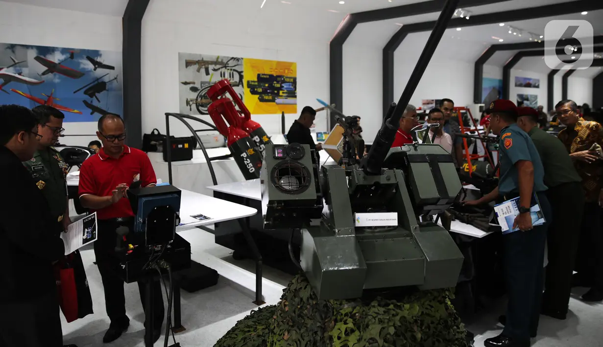 Pengunjung melihat-lihat produk pada pameran Alat Utama Sistem Persenjataan (Alutsista) TNI di halaman Kementerian Pertahanan, Jakarta, Selasa (3/12/2019). Pameran untuk meningkatkan Alutsista TNI agar  modernisasi, baik angkatan laut, udara, maupun angkatan darat. (Liputan6.com/Faizal Fanani)