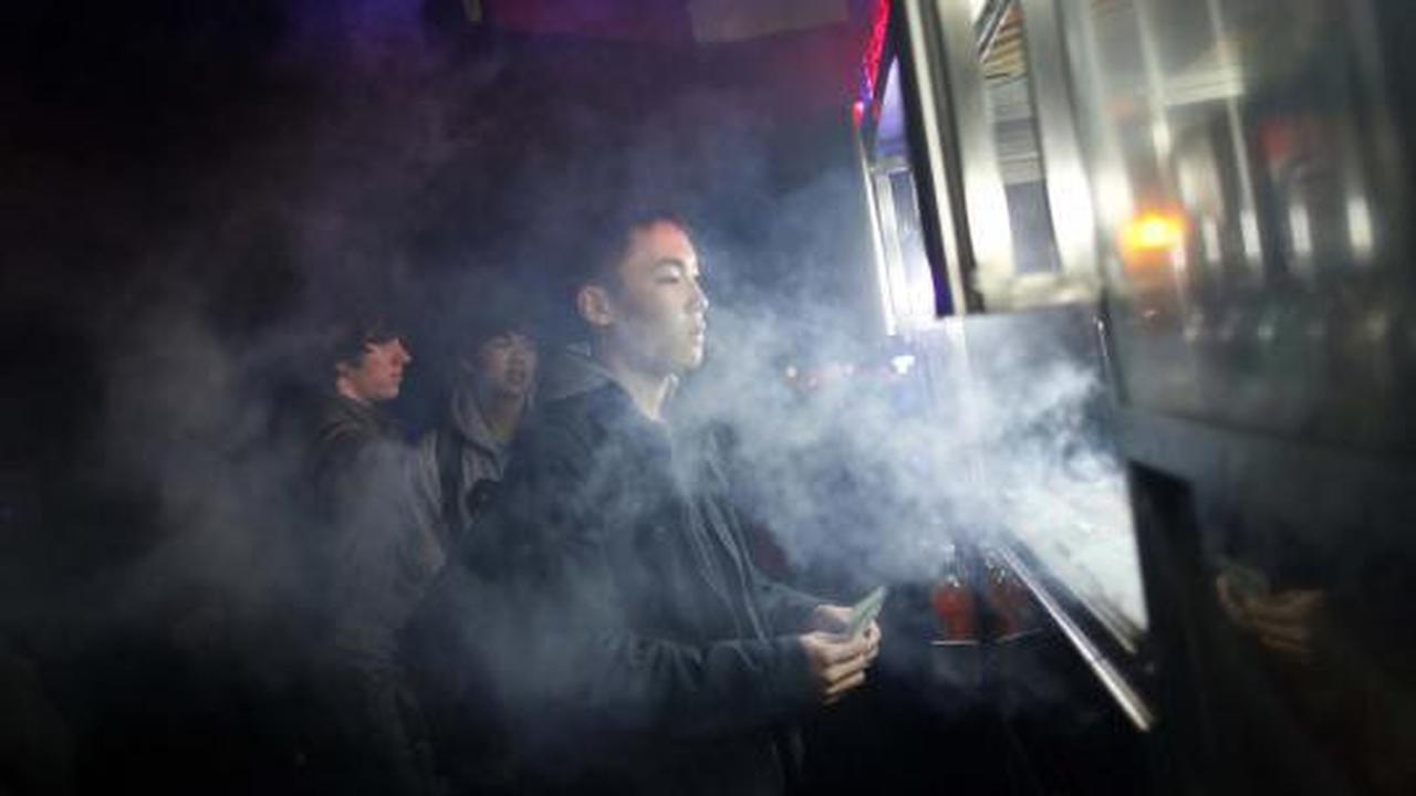 Listrik padam akibat 'Sandy', penjual senter marak di New York