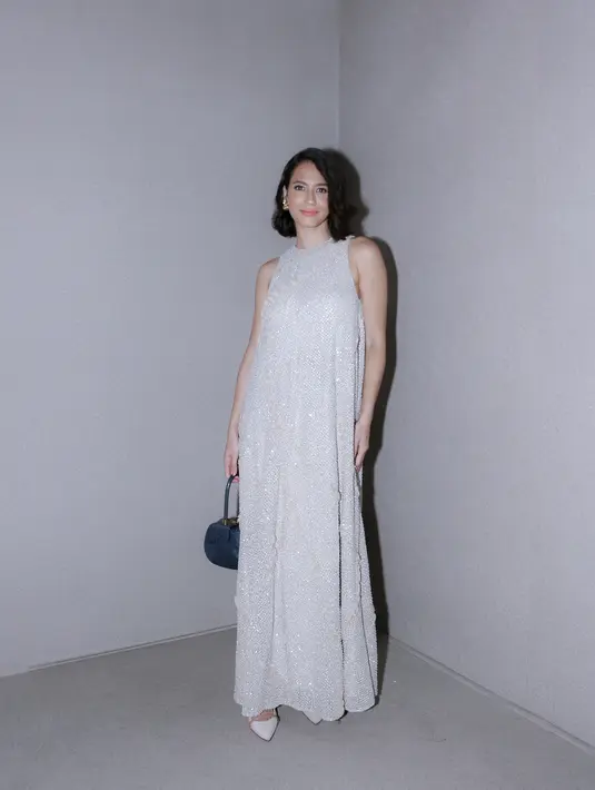 Pevita Pearce menawan dalam balutan dress yang juga rancangan Sapto. Dress tanpa lengan ini berkilauan menyempurnakan penampilan Pevita secara keseluruhan. [Foto: Document/FIMELA]