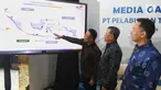 Dirut PT Pelabuhan Tanjung Priok atau PTP Multipurpose Imanuddin (kiri) didampingi Direktur Operasi Andi Isnovandiono serta Direktur Komersial dan Pengembangan Bisnis Ari Hendryanto menunjuk gambar peta peta saat memberi keterangan pers di Jakarta, Jumat (3/5/2019). (Liputan6.com/JohanTallo)
