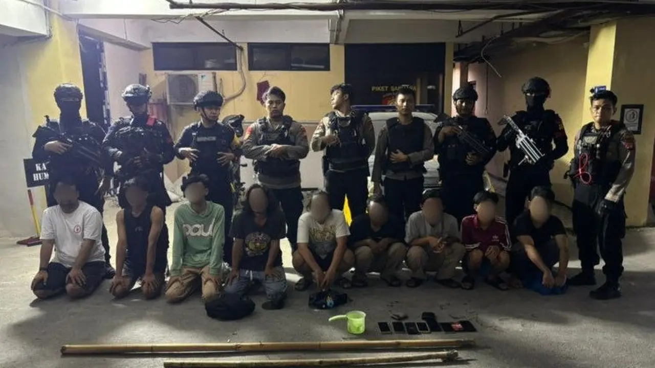 Sekelompok pemuda di Jakarta Timur ditangkap Brimob saat pesta miras dan diduga hendak tawuran. (Dok. Antara)