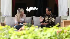 Presiden Jokowi (kanan) berbincang dengan Ratu Kerajaan Belanda Maxima di Istana Merdeka, Jakarta, Kamis (1/9). Ratu Maxima berkunjung sebagai Penasihat Khusus Sekjen PBB tentang Perkembangan Inklusi Keuangan bagi Pembangunan. (Liputan6.com/Faizal Fanani)