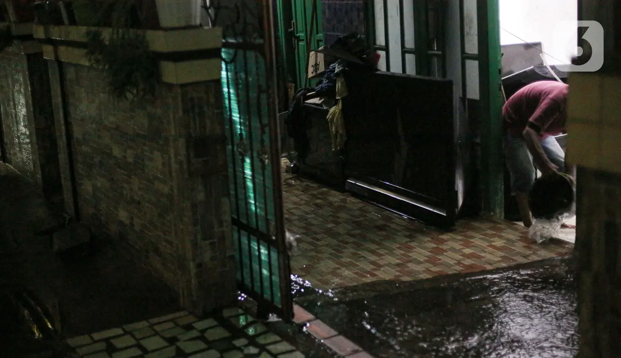 Warga membersihkan rumah usai banjir karena hujan di Jalan Shofa Marwah, Jakarta, Jumat (4/11/2022). Berdasarkan laporan Badan Penanggulangan Bencana Daerah (BPBD) DKI Jakarta yang diperbaharui pada pukul 18.00 WIB, terdapat 4 RT yang terendam banjir dengan ketinggian maksimal mencapai 50 Cm. (Liputan6.com/Faizal Fanani)