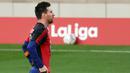 Striker Barcelona, Lionel Messi, terdiam sejenak saat melakukan selebrasi usai mencetak gol ke gawang Osasuna pada laga Liga Spanyol di Stadion Camp Nou,  Minggu (29/11/2020). Gol tersebut dipersembahkan untuk mendiang Diego Maradona. (AFP/J. Bassa)
