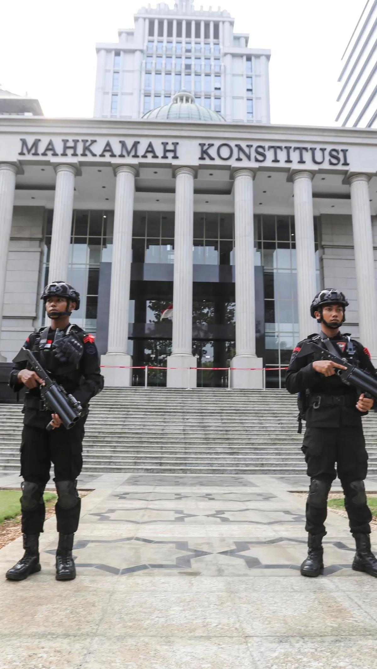 Pengamanan dari Polda Metro Jaya ini menerjunkan 2.000 personil Brimob berjaga di depan MK.