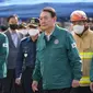 Presiden Korea Selatan Yoon Suk-yeol (tengah) mengunjungi lokasi di mana ratusan orang tewas dan terluka di Seoul, Minggu (30/10/20220). Korban tewas dalam insiden Halloween di Itaewon, Korea Selatan bertambah menjadi 151 orang, demikian laporan dari BBC. (AP Photo/Lee Jin-man)