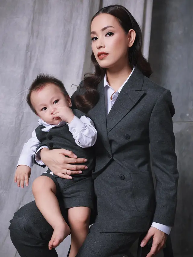 7 Pemotretan Keluarga Rendy Kjaernett dan Lady Nayoan Ini Tampil Kompak