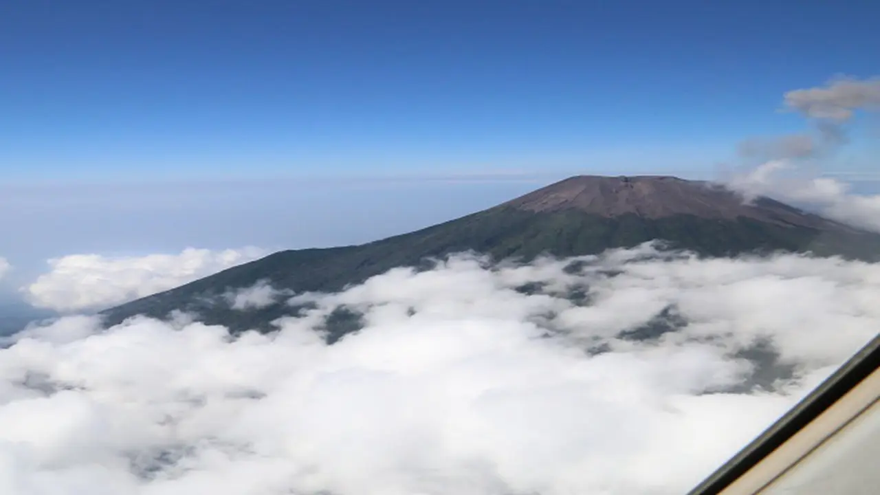 Pantauan Udara: Puncak Slamet Cerah Walau Siaga III