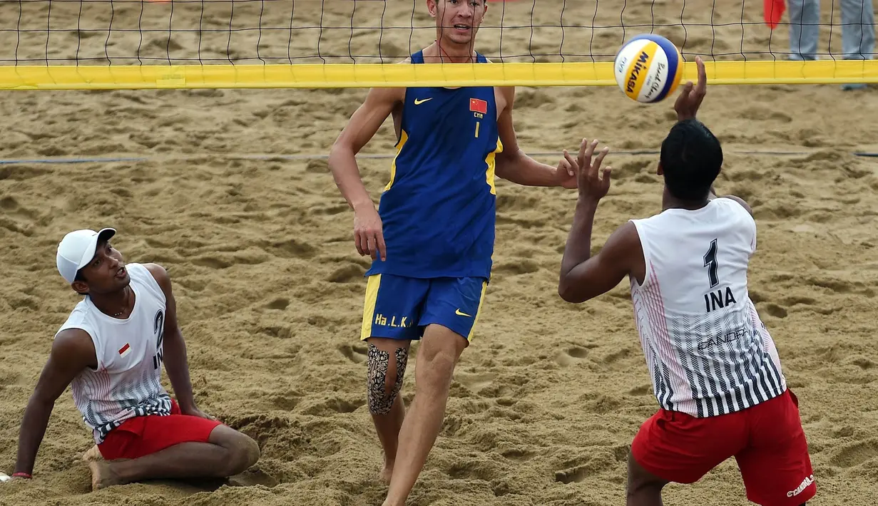 8. Koko Prasetyo Darkuncoro (Voli Pantai Putra) Meraih medali perak Asian Games 2002. (AFP/Prakash Singh)