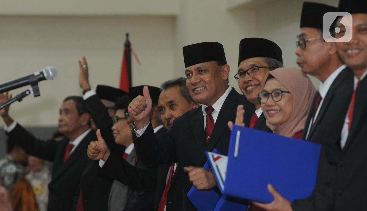 Ketua KPK Firli Bahuri (tengah) berpose saat pisah sambut usai pelantikan di Gedung KPK, Jakarta, Jumat (20/12/2019). Acara ini dihadiri pimpindan dan Dewan Pengawas KPK. (merdeka.com/Dwi Narwoko)