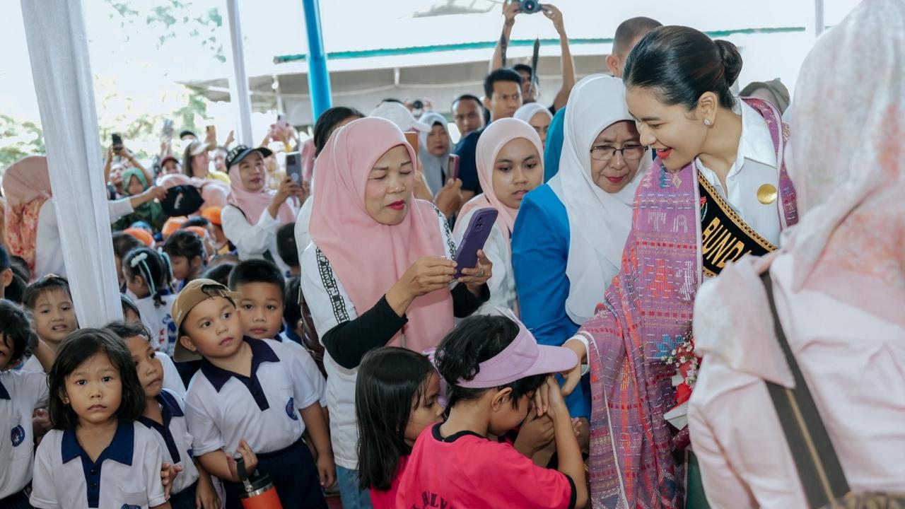 Kahiyang Ayu Ajak Anak PAUD Amalkan Ikrar Kebiasaan Anak Indonesia Hebat di Kampung Ceria Anak Merdeka