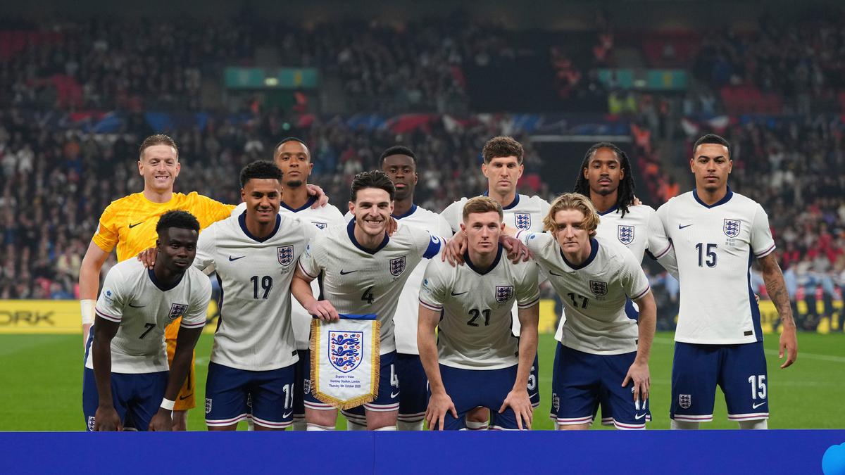 Tak Biasa, Player Escort di Laga Inggris vs Wales Justru Para Lansia!