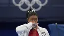 Simone Biles, dari Amerika Serikat, menyaksikan pesenam tampil selama Olimpiade Tokyo 2020 pada 27 Juli 2021, di Tokyo. Biles mengatakan dia tidak berada di 'headspace' yang tepat untuk bersaing dan mengundurkan diri dari final tim senam untuk melindungi dirinya sendiri. (AP Photo/Ashley Landis)