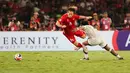 Pemain Timnas Vietnam, Viktor Le (kiri) dilanggar dengan keras oleh Kadek Arel pada final Piala AFF U-23 2025 antara Indonesia U-23 vs Vietnam yang berlansung di Stadion Utama Gelora Bung Karno, Selasa (29/7/2025) malam WIB.