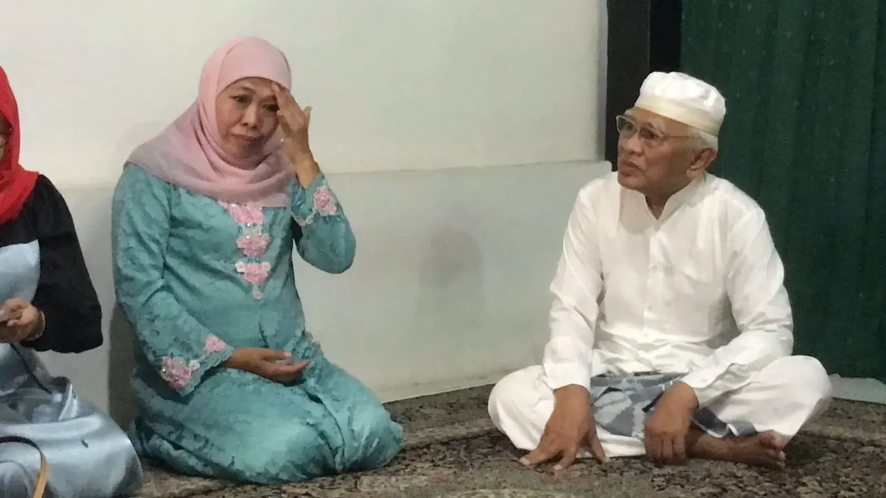Gubernur Jatim Khofifah saat sowan ke kediaman Gus Mus di Rembang. (Istimewa)