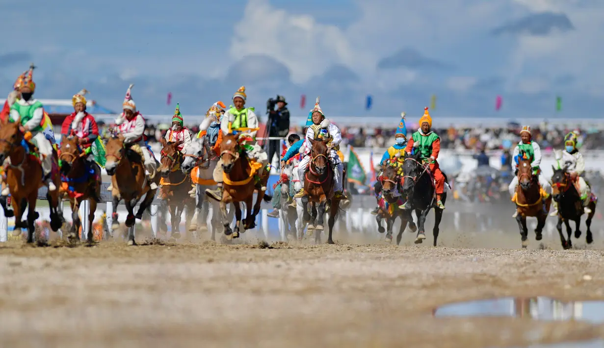 Para joki muda berlomba dalam babak penyisihan balap kuda 8 kilometer yang digelar di festival balap kuda tradisional di Nagqu, Daerah Otonom Tibet, China, 12 Agustus 2020. Po Karyu, seorang joki berusia 13 tahun dari Wilayah Nyainrong, akhirnya keluar sebagai juara di babak final. (Xinhua/Zhang Ruf