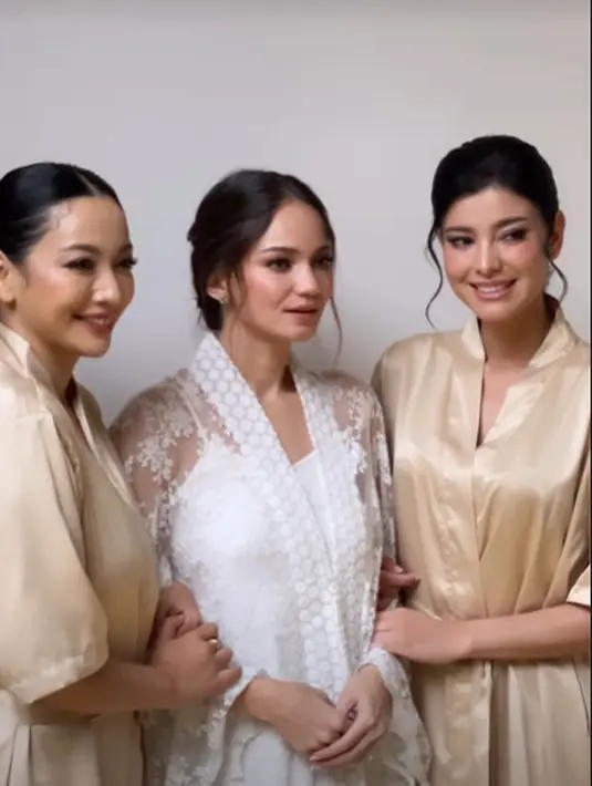 Hesty Purwadinata, Natasha Rizky, Fifi Karamoy, dan Medina menjadi pengapit Enzy Storia [@hestypurwadinata]
